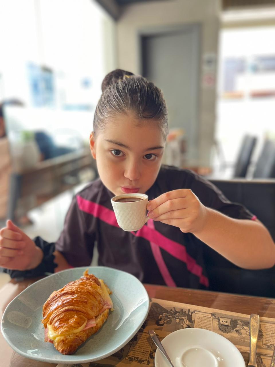 Ísis, filha do Serginho Jucá, tomando um cafezinho expresso com croissant misto na cafeteria Le Brulé.