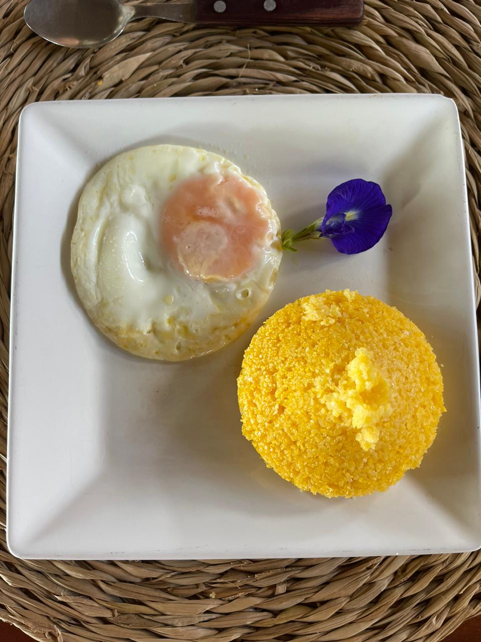 O clássico cuscuzinho com ovo no café da manhã da pousada Estalagem Caiuia. 