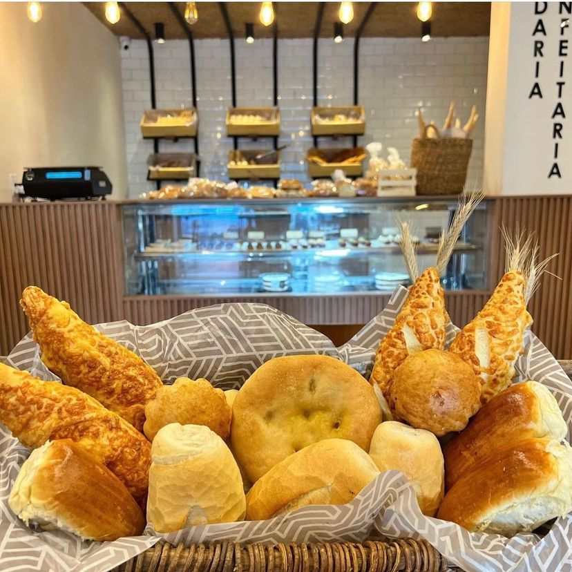 Variedade de pães artesanais com fermentação natural da Grano Padaria. 
