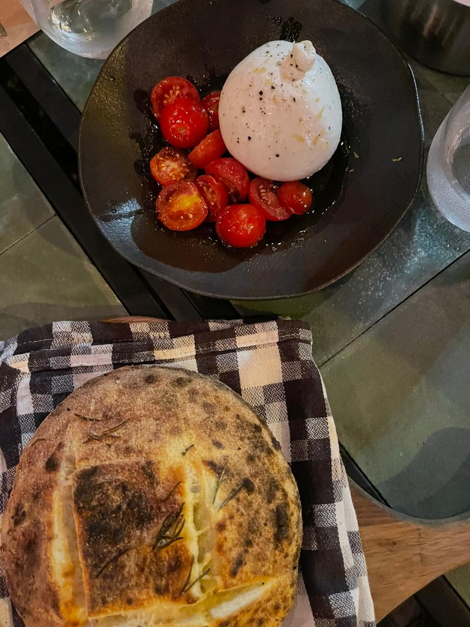Burrata da Timo: Burrata com tomates confitados com raspas de limão siciliano, acompanha pão da casa. 