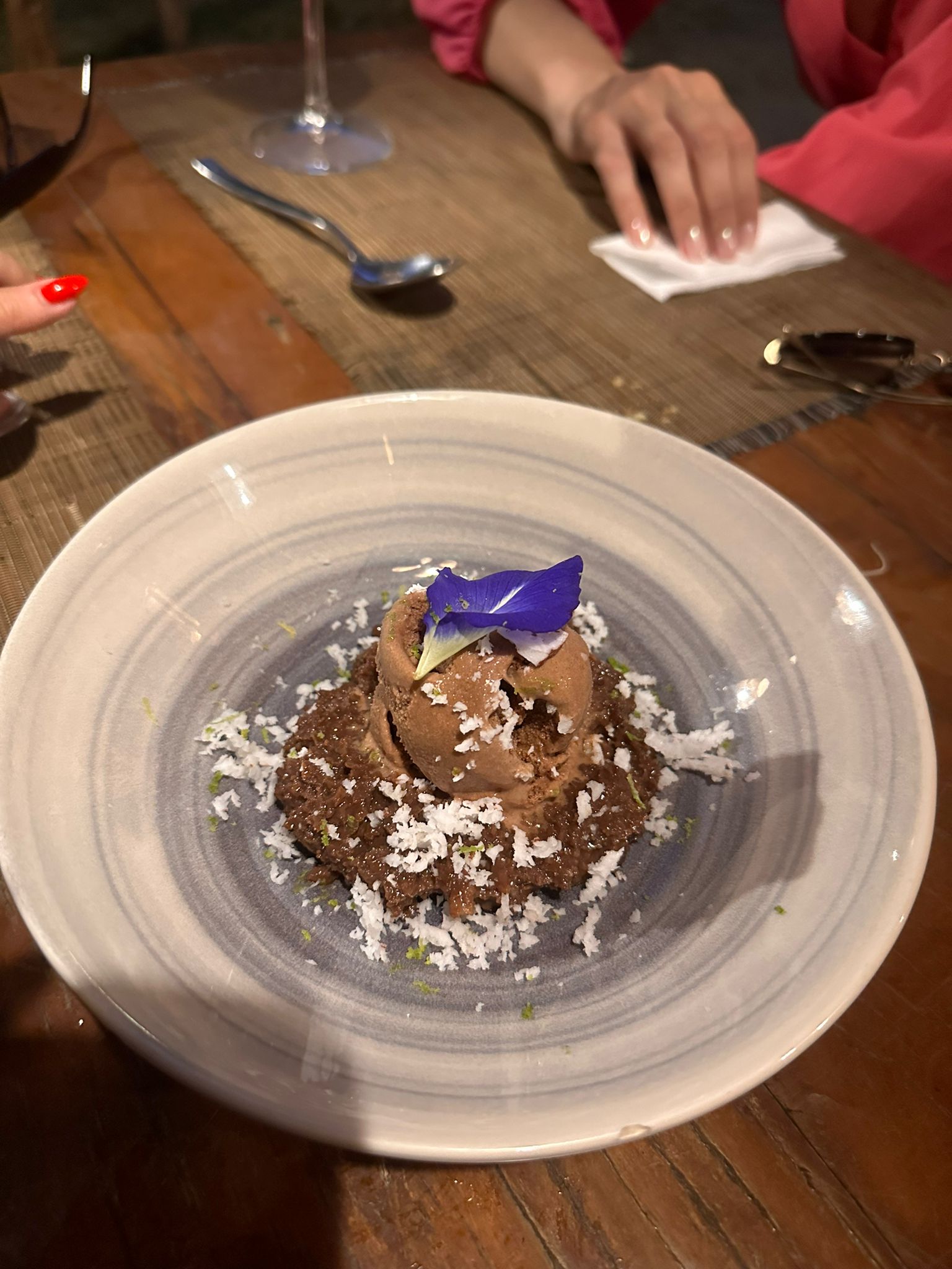 Sobremesa Prestígio: Cocada de chocolate, acompanhada de sorvete de chocolate e finalizada com raspas de coco fresco por cima.