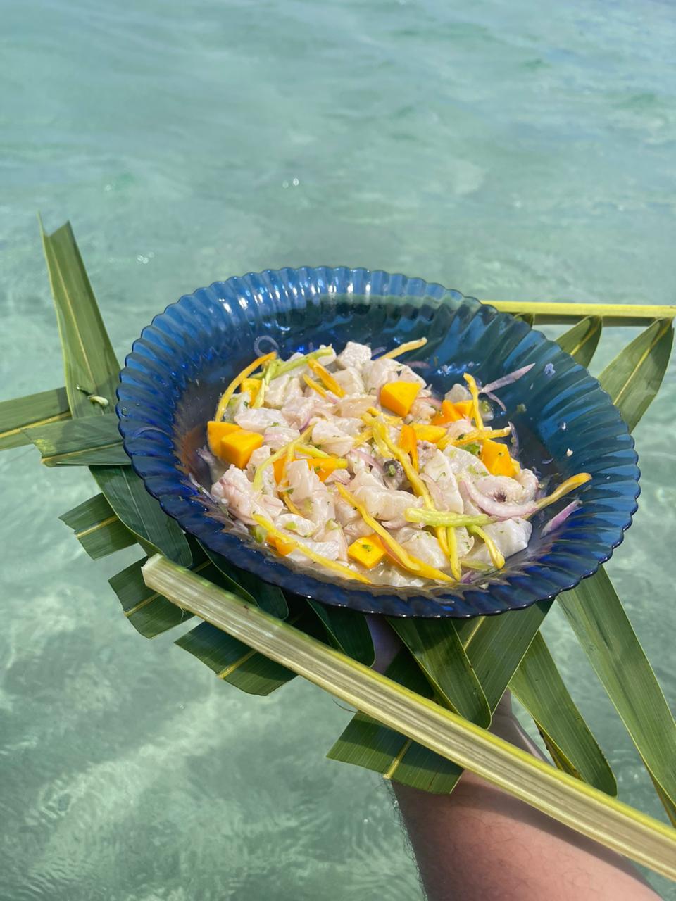 Ceviche fresquíssimo do Dodô, servido na palha de coqueiro, na praia da Lage. 